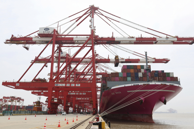 중국 동부의 상하이 양산항 컨테이너 부두에 일본에서 온 컨테이너선이 정박해 있다. 신화연합