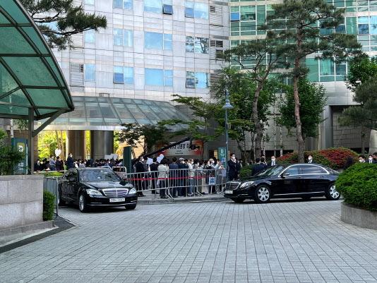 10일 오전 서울 서초구 아크로비스타 단지 내 주민들이 윤석열 대통령을 환영하기 위해 모여 있다. (사진=권효중 기자)