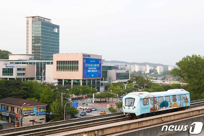 용인시청 앞을 지나가고 있는 용인경전철.(뉴스1 DB) © News1