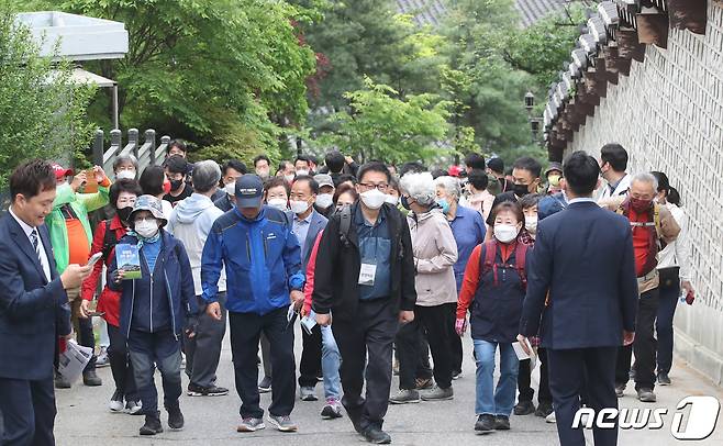 제20대 윤석열 대통령 취임식일인 10일 오전 서울 종로구 청와대 춘추문에서 열린 등산로 개방 행사에 참가한 시민들이 문을 지나 등산로로 향하고 있다. 2022.5.10/뉴스1 © News1 송원영 기자