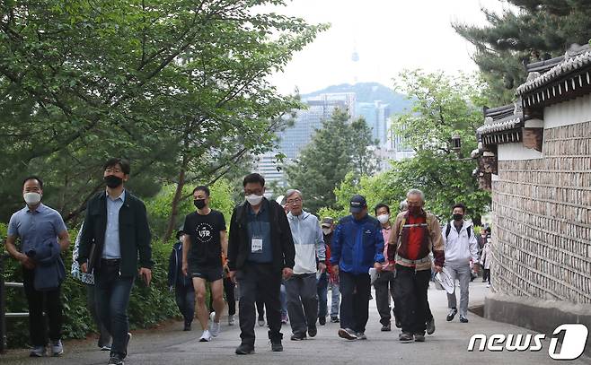 제20대 윤석열 대통령 취임식일인 10일 오전 서울 종로구 청와대 춘추문에서 열린 등산로 개방 행사에 참가한 시민들이 문을 지나 등산로로 향하고 있다. 2022.5.10/뉴스1 © News1 송원영 기자