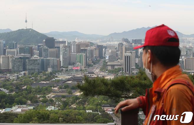 10일 서울 종로구 청와대 춘추문이 열리며 등산로가 개방됐다. 사진은 이날 청와대 전망대에서 바라본 서울 도심 일대. 2022.5.10/뉴스1 © News1 송원영 기자