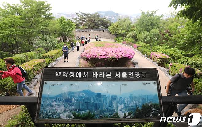 제20대 윤석열 대통령 취임식일인 10일 오전 서울 종로구 청와대 춘추문에서 열린 등산로 개방 행사에 참가한 시민들이 개방된 백악정을 지나 등산을 하고 있다. 2022.5.10/뉴스1 © News1 송원영 기자