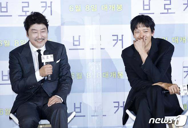 배우 송강호와 강동원(오른쪽)이 10일 오전 서울 용산구 CGV용산아이파크몰에서 열린 영화 '브로커‘(감독 고레에다 히로카즈)' 제작보고회에 참석해 미소를 짓고 있다. '브로커'는 베이비 박스를 둘러싸고 관계를 맺게 된 이들의 예기치 못한 특별한 여정을 그린 작품이다. 2022.5.10/뉴스1 © News1 권현진 기자