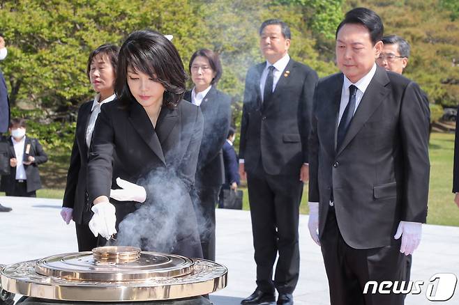 김건희 여사가 10일 오전 서울 동작구 국립서울현충원 현충탑을 찾아 분향하고 있다. 오른쪽은 윤석열 대통령. (대통령실사진기자단) 2022.5.10/뉴스1 © News1 안은나 기자