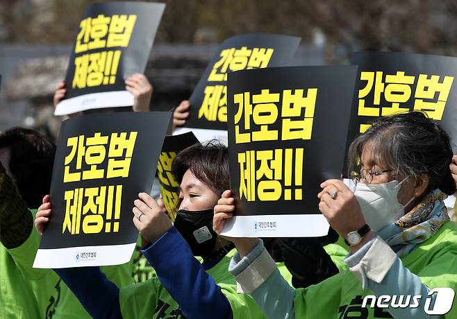 대한간호협회 간호사들이 6일 서울 여의도 국회 앞에서 열린 '간호법 제정과 불법진료·불법의료기관 퇴출을 위한 수요집회'에서 간호법 제정을 촉구하며 구호를 외치고 있다. 2022.4.6/뉴스1 © News1 박지혜 기자