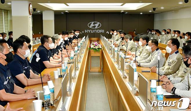 현대자동차 노사 10일 오전 울산공장 본관에서 올해 임금협상 상견례를 열고 본격적인 올해 교섭에 돌입했다.© 뉴스1