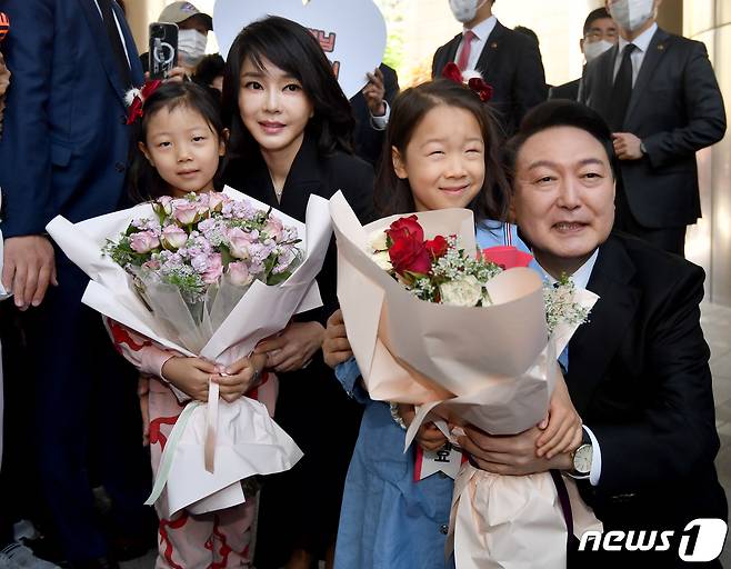 윤석열 대통령과 김건희 여사가 10일 취임식 참석을 위해 서울 서초구 자택에서 나와 어린이들로부터 꽃다발을 받고 있다. (대통령실사진기자단) 2022.5.10/뉴스1 © News1 안은나 기자