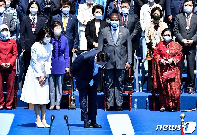 윤석열 대통령과 부인 김건희 여사가 10일 서울 여의도 국회에서 열린 제20대 대통령 취임식에서 인사하고 있다. 2022.5.10/뉴스1 © News1 국회사진취재단