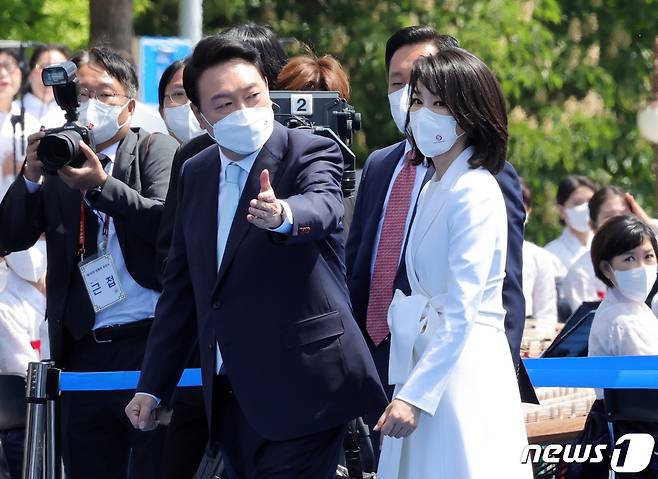 윤석열 대통령과 부인 김건희 여사가 10일 오전 국회에서 열린 20대 대통령 취임식에 입장하고 있다. (대통령실사진기자단) 2022.5.10/뉴스1 © News1 오대일 기자