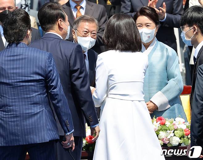 윤석열 대통령과 김건희 여사가 10일 서울 여의도 국회에서 열린 제20대 대통령 취임식에서 문재인 전 대통령, 김정숙 여사에게 인사하고 있다. 2022.5.10/뉴스1 © News1 국회사진취재단