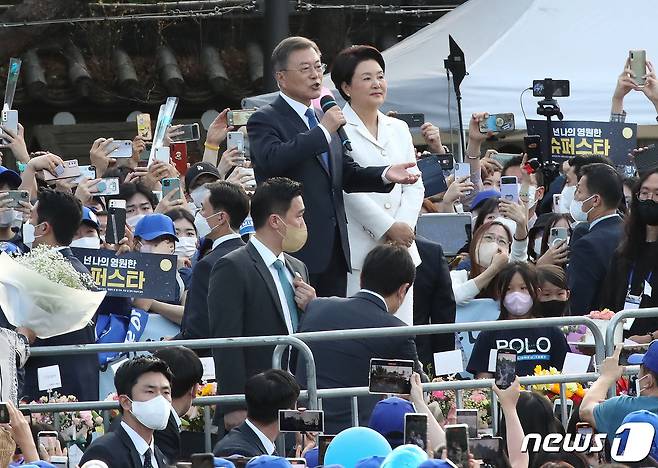 5년 임기를 마치는 문재인 대통령과 김정숙 여사가 9일 오후 청와대를 나서며 시민들에게 인사하고 있다. 문 대통령 부부는 10일 국회의사당에서 개최되는 윤석열 대통령 당선인의 공식 취임식에 참석한 뒤 KTX를 타고 양산으로 내려갈 예정이다. 2022.5.9/뉴스1 © News1 임세영 기자