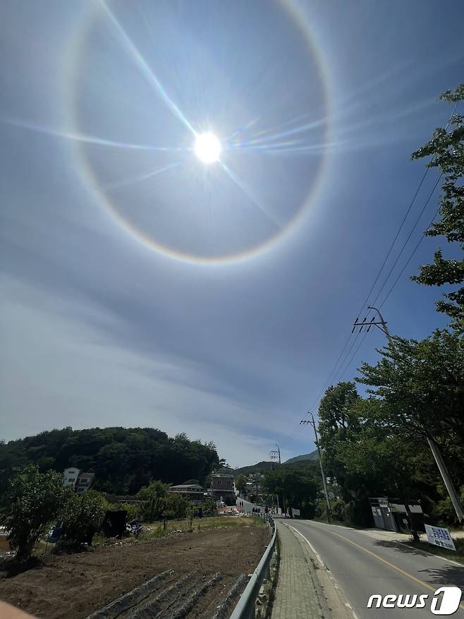 문재인 전 대통령 내외 귀향일인 10일 경남 양산 하북면 문 전 대통령 사저 인근 상공에 햇무리가 떠있다. 2022.5.10/뉴스1 © News1 강정태 기자