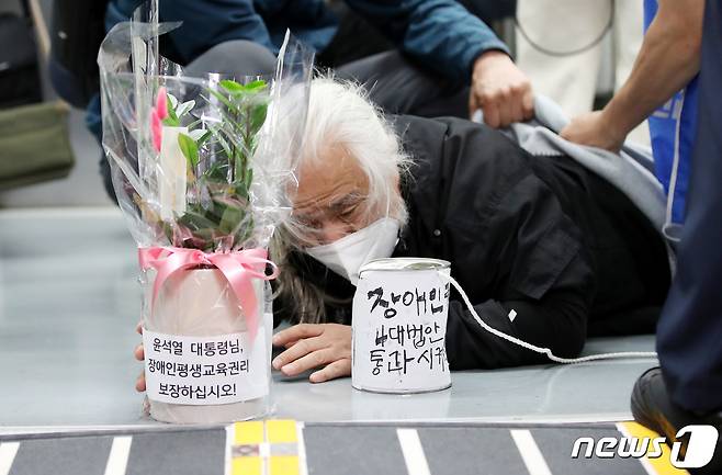 박경석 전국장애인차별철폐연대 공동대표가 10일 오전 서울 지하철 5호선 여의도역에서 윤석열 대통령 취임식날에 맞춰 ‘장애인 권리 예산 보장’ 등을 촉구하며 ‘오체투지’ 시위를 하고 있다. 2022.5.10/뉴스1 © News1 박지혜 기자