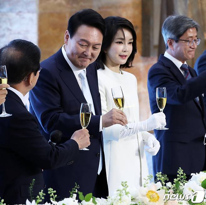 윤석열 대통령과 부인 김건희 여사가 10일 국회 로텐더홀에서 열린 제20대 대통령 취임 경축 연회에서 내빈들과 건배하고 있다. 2022.5.10/뉴스1 © News1 오대일 기자