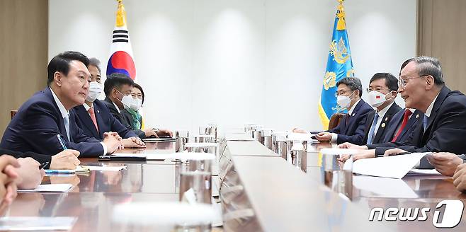 윤석열 대통령(왼쪽)이 10일 오후 집무실에서 왕치산 중국 국가부주석을 접견하고 있다. (대통령실사진기자단) 2022.5.10/뉴스1 © News1 안은나 기자
