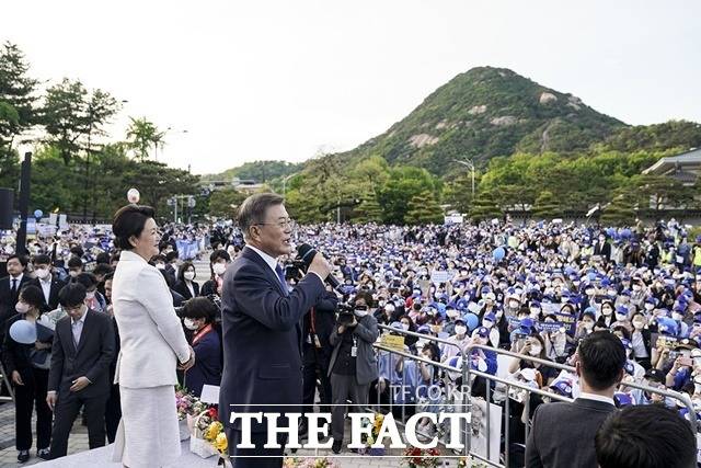 문재인 대통령이 9일 오후 청와대 앞 분수대에서 퇴근길 마중 나온 시민들에게 인사말을 하고 있다. /청와대 제공