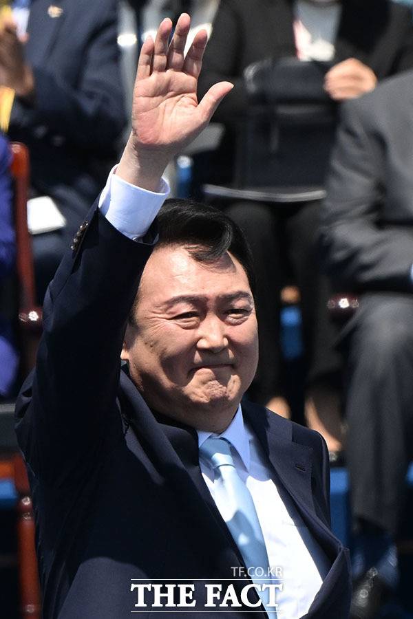윤석열 제20대 대통령이 10일 오전 서울 여의도 국회에서 열린 취임식에서 선서와 취임사를 마친 후 국민을 향해 손을 흔들고 있다. /국회=남윤호 기자