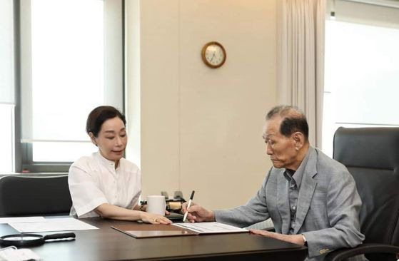 구지은 아워홈 부회장과 구자학 아워홈 명예회장. /구지은 부회장 페이스북 캡쳐