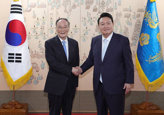 윤석열 대통령이 10일 오후 서울 용산 대통령실에서 왕치산 중국 국가 부주석을 접견하며 기념촬영을 하고 있다. /뉴스1