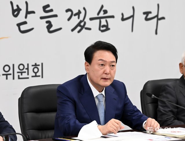 윤석열 대통령 당선인이 3일 오전 서울 종로구 삼청동 인수위원회 대회의실에서 열린 제8차 인수위원회 전체회의에서 모두발언을 하고 있다. 송은석 기자 silverstone@donga.com