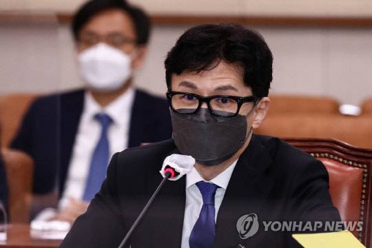 한동훈 법무부 장관 후보자가 9일 오전 국회에서 열린 인사청문회에서 의원들의 질의에 답변하고 있다. <연합뉴스>