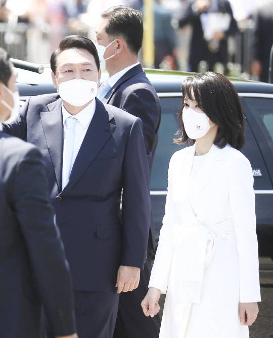 윤석열 대통령과 김건희 여사가 10일 국회에서 제20대 대통령 취임식을 마치고 차량으로 향하고 있다.   [국회사진기자단]