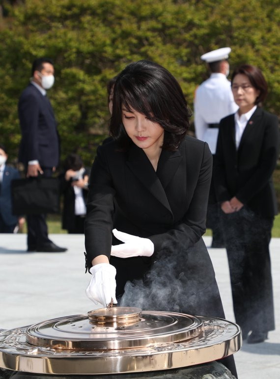 [서울=뉴시스] 홍효식 기자 = 윤석열 대통령 부인 김건희 여사가 10일 오전 서울 동작구 국립서울현충원 내 현충탑에 분향하고 있다. 2022.05.10. yesphoto@newsis.com <저작권자ⓒ 공감언론 뉴시스통신사. 무단전재-재배포 금지.> /사진=뉴시스화상