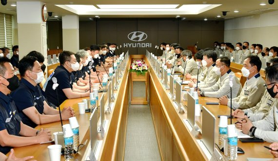 현대자동차 노사가 10일 울산공장 본관에서 올해 임금협상 상견례를 열고 본격적인 교섭에 돌입했다. 사진=뉴스1