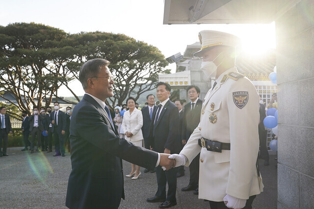 문재인 대통령이 청와대를 지키는 경찰 101경비단과 작별인사를 하고 있다. 청와대 제공