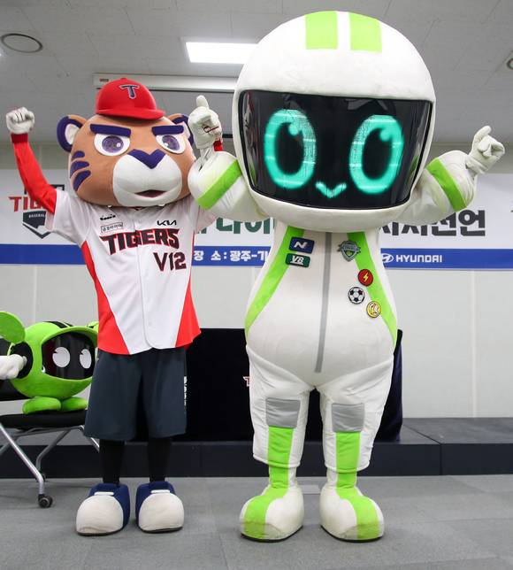 프로축구(K리그) 전북현대 마스코트 '나이티'(오른쪽)가 12일 광주 기아챔피언스필드를 찾아 경기 전 시구행사를 함께한다. [사진=KIA 타이거즈]