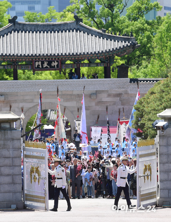 윤석열 정부 출범에 맞춰 청와대 국민 개방 기념행사가 열린 10일 서울 종로구 청와대 정문이 열리고 있다. [사진=인수위사진기자단]