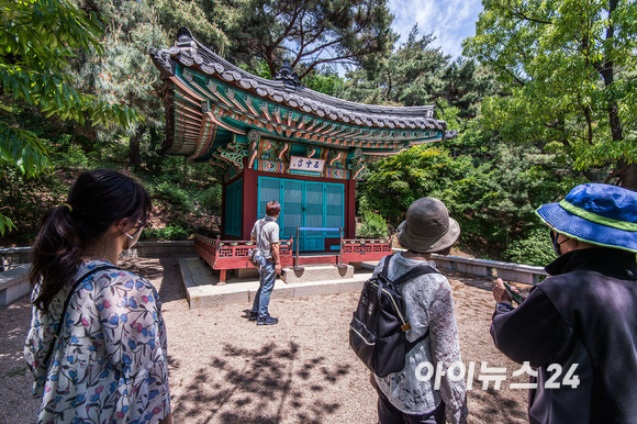 제20대 윤석열 대통령의 취임식일인 10일 오후 서울 종로구 청와대 경내 문화유산인 오운정 모습. [사진=인수위사진기자단]