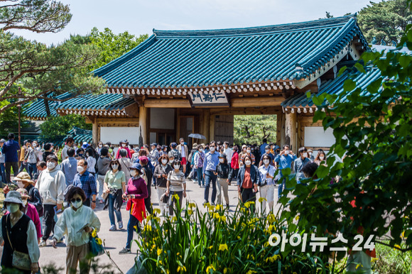 제20대 윤석열 대통령의 취임식일인 10일 오후 서울 종로구 청와대 개방 행사에 참가한 시민들이 청와대 관저를 둘러보고 있다. [사진=인수위사진기자단]