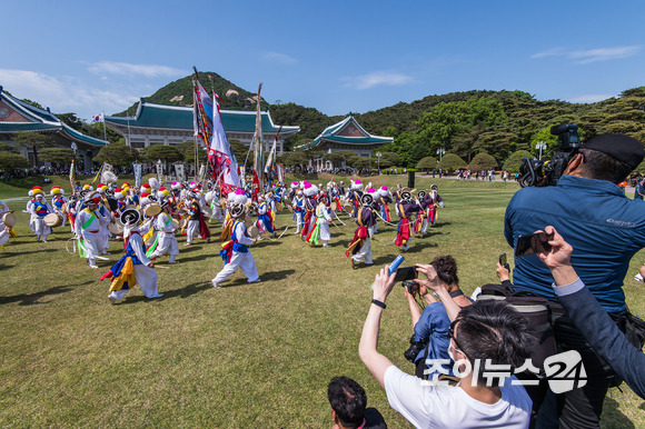 제20대 윤석열 대통령의 취임식일인 10일 오후 서울 종로구 청와대가 일반 시민들에게 개방된 가운데 청와대 대정원에서 농악 공연이 열리고 있다. [사진=인수위사진기자단]