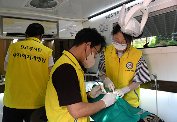 이손의료재단관계자들이 백석대·백석문화대 유학생에게 치과 진료를 하고 있다. [사진=백석대]