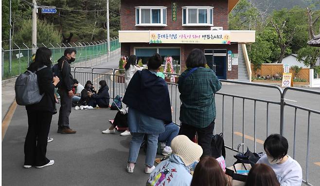 10일 경남 양산시 하북면 평산마을 평산마을회관 앞에 문재인 전 대통령 지지자들이 모여 있다. 연합뉴스