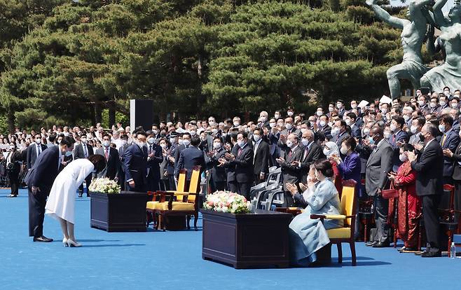 윤석열 대통령 부부가 10일 오전 서울 여의도 국회 앞마당에서 열린 제20대 대통령 취임식에 참석해 문재인 전 대통령, 박근혜 전 대통령, 각국 사절단을 비롯한 참석자들을 향해 인사하고 있다. 김성룡 기자