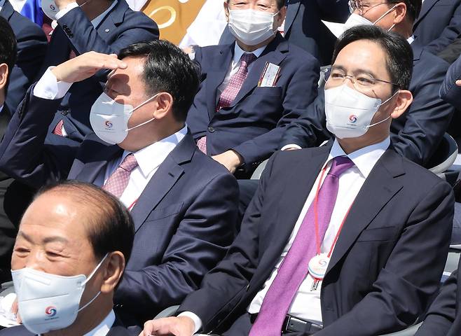 이재용 삼성전자 부회장과 신동빈 롯데그룹 회장이 10일 오전 서울 여의도 국회 앞마당에서 열린 제20대 대통령 취임식에 참석해 자리에 앉아 있다. 김성룡 기자