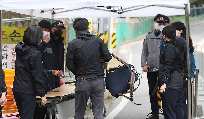 10일 오전 취재진이 문재인 전 대통령 사저가 있는 경남 양산시 하북면 평산마을 보안검색대를 통과하고 있다. 연합뉴스