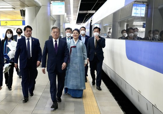 문재인 전 대통령과 김정숙 여사가 10일 경남 양산 사저로 출발하기 위해 서울역 승차장에서 열차로 이동하고 있다. 연합뉴스