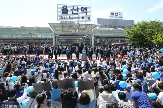 문재인 전 대통령과 김정숙여사가 10일 울산역에 도착해 환영나온 지지자들에게 인사하고 있다. 송봉근 기자