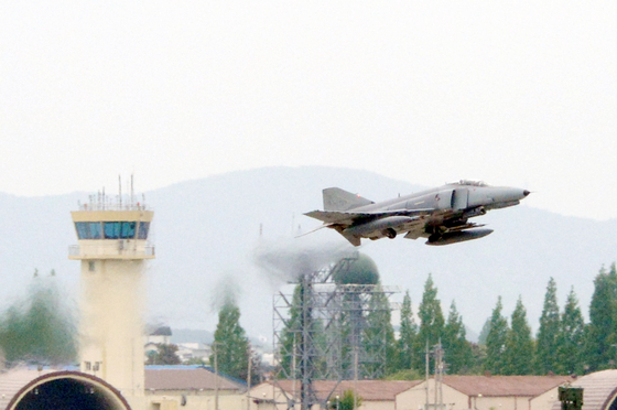 A fighter from the 1st Fighter Wing of the Air Force takes off from Gwangju Airport on Monday afternoon, when the Korea Flying Training drill began. [NEWS1]