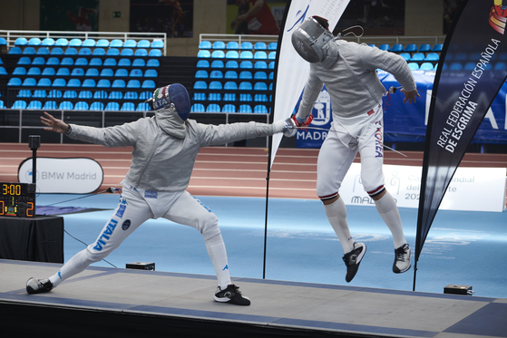 Oh Sang-uk, right, in action against Luca Curatoli of Italy during their final match at the 39th Villa de Madrid Men's Sabre World Cup in Madrid, Spain, on Saturday. Oh won the gold medal while countryman Kim Jung-hwan won the bronze medal. The Korean national sabre team won the team gold medal on Sunday. [EPA/YONHAP]