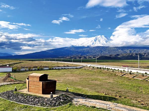 터키 아리주 도우바야지트시 노아스빌리지 내 모형 ‘노아의 방주’ 뒤로 아라라트산이 보인다. 임보혁 기자