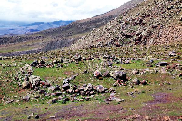 8일(현지시간) 아라라트산 2200m 지점에 있는 제단 같은 오각형 돌담. 임보혁 기자