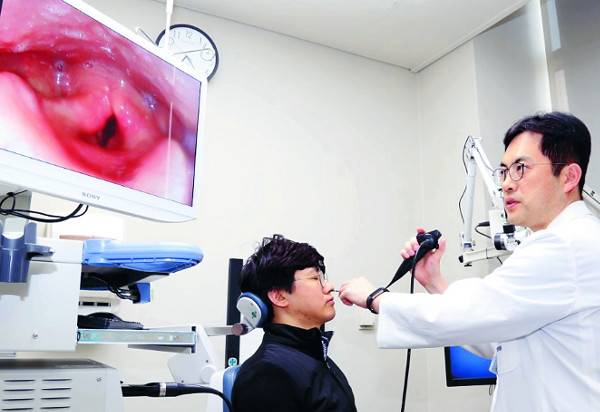 후두 내시경 검사 장면. 목 통증을 유발하는 질환들은 여러가지가 있어 무턱대고 코로나19 감염을 의심하지 말고 시급히 전문의 진료를 받아보는 것이 좋다. 중앙대병원 제공