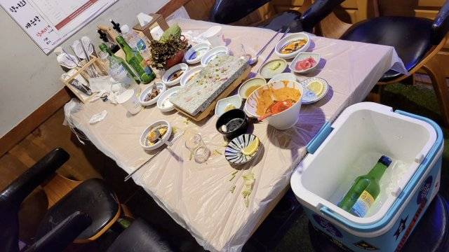먹튀한 두 손님들이 먹고 간 테이블 모습. 온라인커뮤니티 캡처