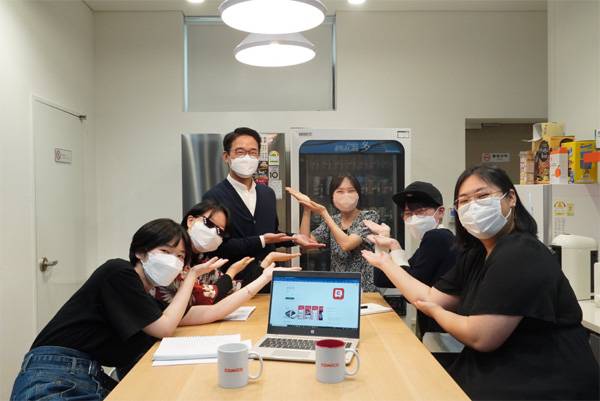 NHN코미코에서 운영하는 덩크스튜디오에서 웹툰 작가와 NHN코미코팀이 활짝 웃고 있다. 왼쪽부터 일각수 작가, 몽도 작가, 장훈익 NHN코미코 팀장, 정지은 NHN코미코 PD, 월헤트 작가, 메엔 작가. [사진 제공 = NHN코미코]