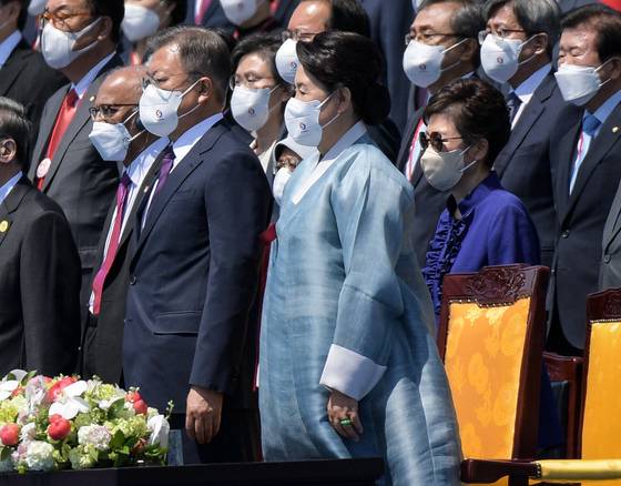 (서울=뉴스1) 국회사진취재단 = 문재인 전 대통령 내외와 박근혜 전 대통령이 10일 서울 여의도 국회의사당 앞 잔디마당에서 열린 제20대 대통령 취임식에 참석하고 있다. 2022.5.10/뉴스1